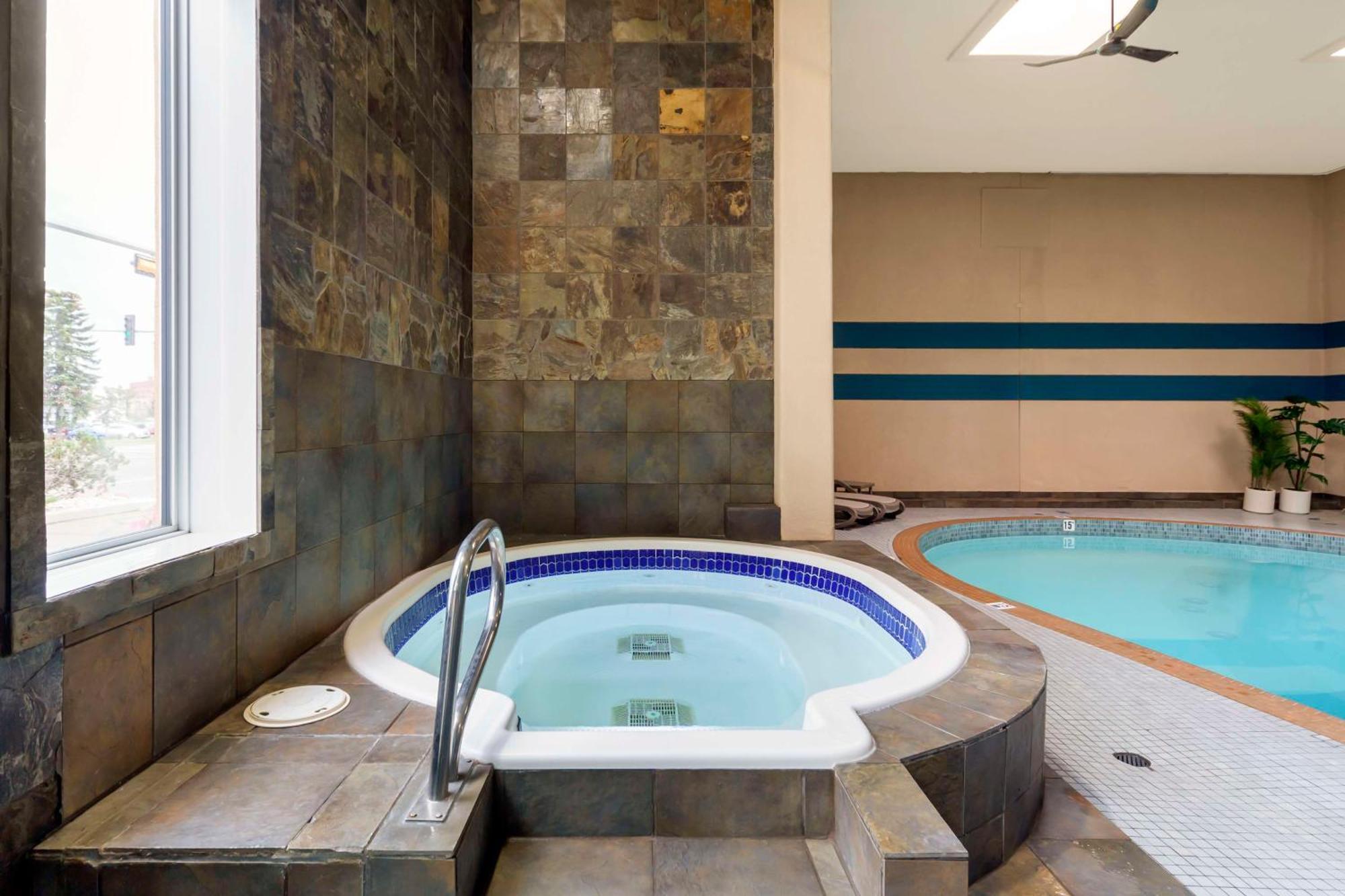 Best Western Plus City Centre Inn Эдмонтон Экстерьер фото